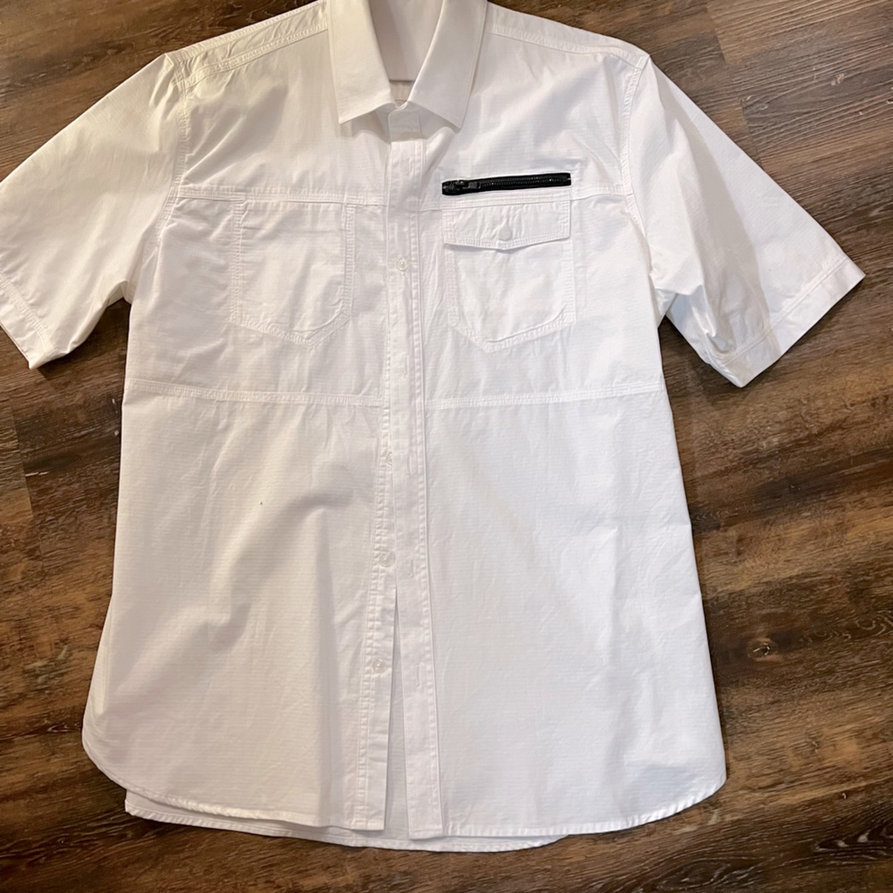 NWOT Men’s short sleeve whit shirt size 2X. Great textured fabric and detail